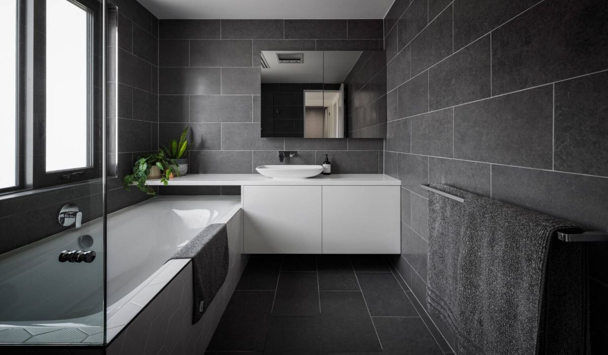 bathroom-with-black-accessories