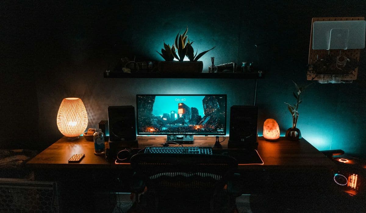 gaming-setup-in-small-room