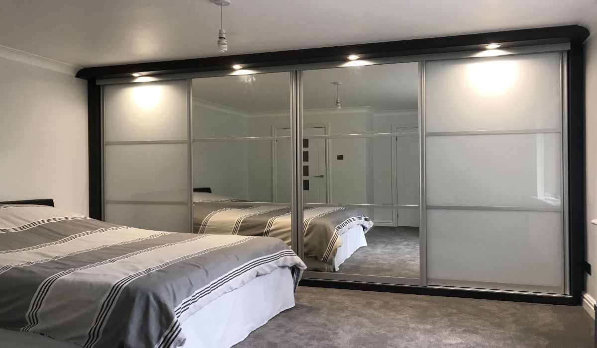 Mirrored Doors Built-in Wardrobe