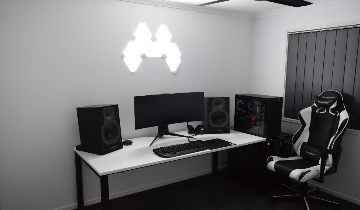 grey-gaming-room